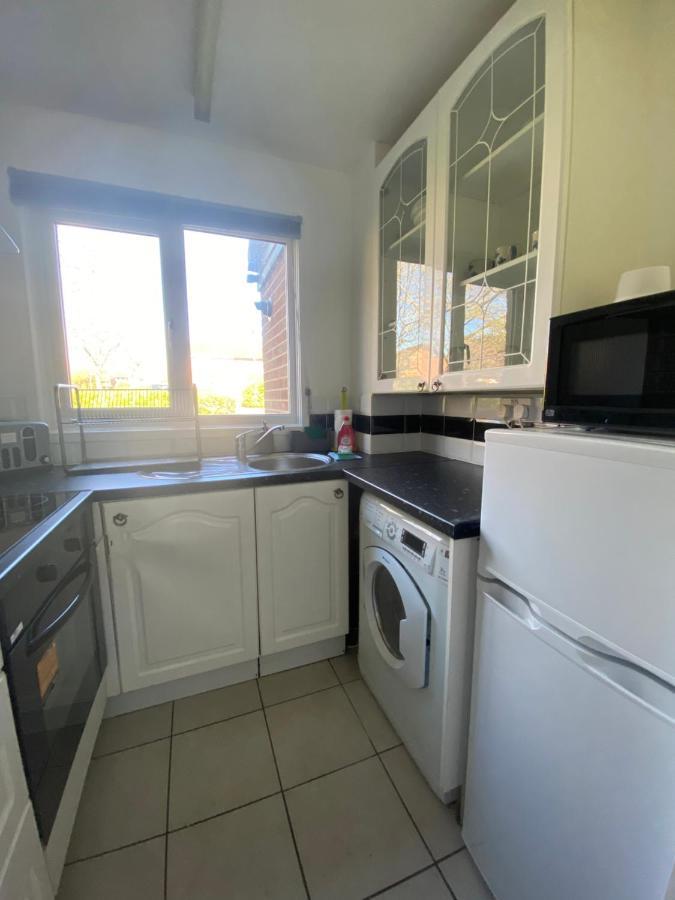 Cosy 1 Bedroom House In With Free Wifi And Parking By Hp Milton Keynes